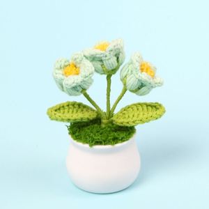 Flores de Ganchillo Hechas a Mano en Oferta, Lirios Coloridos en Maceta, Acabados Tejidos para Decoración de Graduación y Halloween - Product Image 5