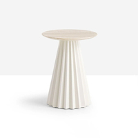 Table d'appoint plissée élégante avec plateau en bois clair pour une décoration de salon stylée