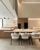 Ensemble d'armoires de cuisine minimalistes haut de gamme, meubles en bois chaud sans poignées, crédence en pierre de travertin pour projets de rénovation