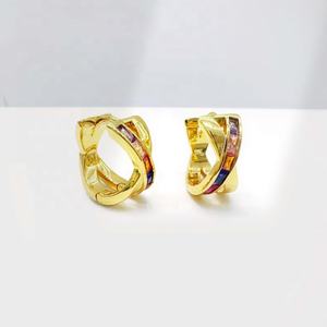 Pendientes de aro tipo huggie de plata de ley 925 al por mayor, chapados en oro, con circonitas de colores, estilo hip hop y western, de lujo y a la moda. - Product Image 3