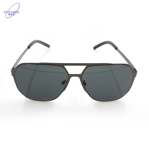 <span class=keywords><strong>Lunettes</strong></span> <span class=keywords><strong>de</strong></span> <span class=keywords><strong>soleil</strong></span> <span class=keywords><strong>de</strong></span> conduite rétro classique unisexe avec logo personnalisé Monture en métal noir à la mode Lentilles PC & Tac gris/argent - Product Image 3