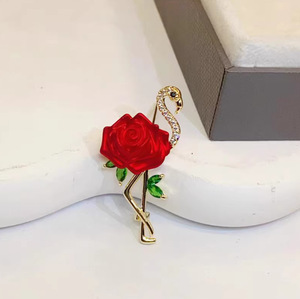 Élégante Broche Rose Rouge Plaqué Or Motif Flamant Rose Strass Cristal Accessoire de Mode Femme Épingle Cadeau Fête Mariage Durable - Product Image 2