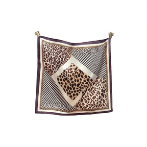 Foulard Quadrato Piccolo con Stampa Leopardata a Quadretti 70x70cm, Accessorio di Moda per Donne - Product Image 2