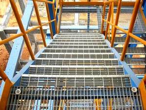 Peldaños Antideslizantes Duraderos y Modernos de Acero Galvanizado y Inoxidable Tipo T4, Rejilla Dentada para Escaleras, Placa Antideslizante - Product Image 5