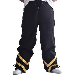 Pantalon d'hiver noir chauffant et imperméable avec bordure en V doré, cordon de serrage, doublure polaire et style ample pour le ski et les activités de plein air - Product Image 1