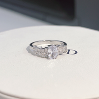 Bague en or ancien avec diamants en forme d'étoile et petits diamants sertis dans un serti en forme d'œuf de pigeon