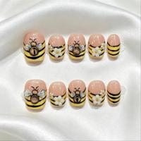Faux Ongles à Presser Courts Carrés Motif Abeille Jaune Rayures Noires Fleurs 3D Paillettes Faits Main 10 Pièces – Collection Soleil