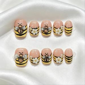 เล็บปลอมแบบกดติด Honey Bee ทรงสี่เหลี่ยมสั้น สีเหลืองดำลายเส้น ประดับดอกไม้ 3 มิติ กลิตเตอร์วิบวับ งานแฮนด์เมด ชุด 10 ชิ้น - Product Image 1