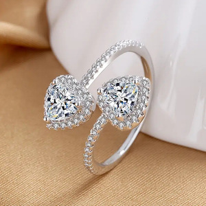 Anello di fidanzamento aperto con doppio cuore in zircone per donna, gioiello romantico ed elegante - Product Image 1