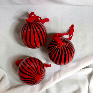 Adornos Navideños Personalizados Hechos a Mano con Papel a Rayas Rojo y Negro, Bolas Colgantes Decorativas de Estilo Clásico, Ecológicas, G.M.DEHQANI SON - Product Image 1