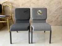 Chaise d'église rembourrée en tissu avec structure en fer empilable, idéale pour les sanctuaires, les auditoriums et les théâtres – Vente en gros à prix réduit