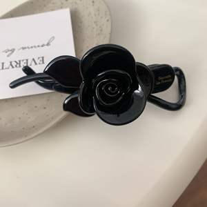 Élégante pince à cheveux torsadée en acétate avec motif floral uni pour femme - Product Image 3