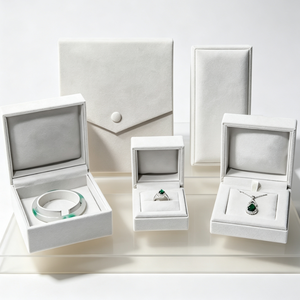 Boîte à bijoux de luxe en microfibre blanche, personnalisable avec impression, pour ranger bagues, colliers et bracelets, idéale pour fiançailles et mariage - Product Image 4