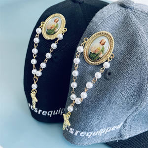 Épingles en émail doux en métal doré de conception gratuite Épingle à chapeau San <span class=keywords><strong>Judas</strong></span> mexicaine avec chaîne de perles Épingle en émail croisé pour chapeaux - Product Image 5