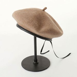 หมวกเบเร่ต์ขนสัตว์แบบปรับได้สำหรับผู้หญิง แฟชั่นฤดูใบไม้ร่วงและฤดูหนาว พร้อมขอบ PU - Product Image 1