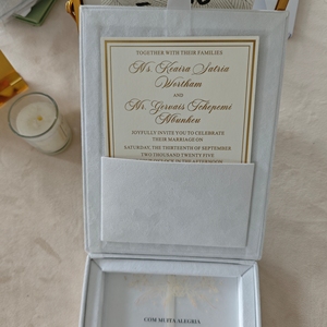 Boîte d'invitation de mariage en velours blanc avec illustration personnalisée de lieu de mariage en feuille d'or, monogramme de luxe, et cartes d'invitation en acrylique - Product Image 3