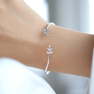 Commercio all'ingrosso in argento 925 Sterling braccialetti minimalisti in rodio placcato braccialetti con foglie di zircone alla moda per le donne - Product Image 3