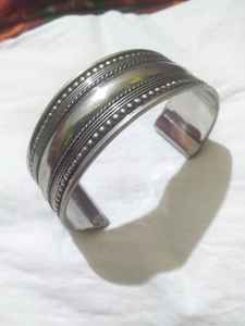 Bracelets en acier inoxydable gravés sur mesure avec un motif floral, alliant un savoir-faire intemporel et un style contemporain pour les fêtes - Product Image 6