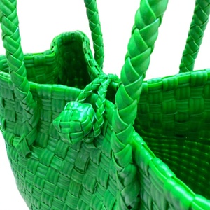 Bolso de mano de paja plástica tejida verde hecho a mano, impermeable, reciclado, ecológico, para el mercado, la playa, compras de verano, bolso de hombro - Product Image 3