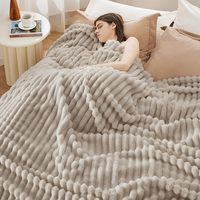 Vente chaude 100% Polyester Tricoté Jeter Lit Couverture Qualité Rayé Motif Polaire Meubles Coloré Plaine Épaissie Flanelle