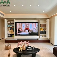 Meuble TV mural flottant incurvé moderne, meuble multimédia intégré de luxe en tons crème avec console de base texturée en noyer