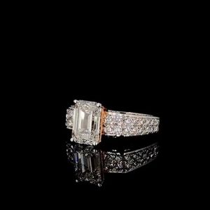 Anillo de Compromiso con Diamante de Laboratorio Esmeralda de 2 Quilates |   Solitario de Oro de 14K - Product Image 2