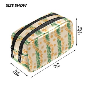 Pochette de toilette de voyage en cuir personnalisée avec logo, motif floral hawaïen Puakenikeni et feuilles de Maile, petite trousse à cosmétiques - Product Image 3