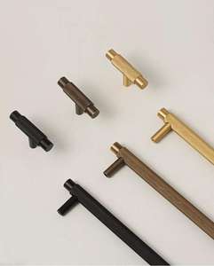 Mango largo de latón negro y latón antiguo dorado mate moleteado para cajones de muebles de estilo moderno y puertas de gabinetes - Product Image 1