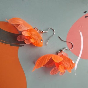 Boucles d'oreilles pendantes créatives pour femme, en forme de <span class=keywords><strong>poisson</strong></span> <span class=keywords><strong>rouge</strong></span> multicolore transparent, en plastique néon, bijoux fantaisie personnalisés pour fête de fille - Product Image 5