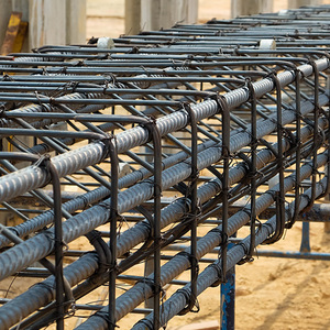 Barres d'armature en acier laminé à chaud pour la construction, le renforcement du béton et le soutien structurel - Product Image 1