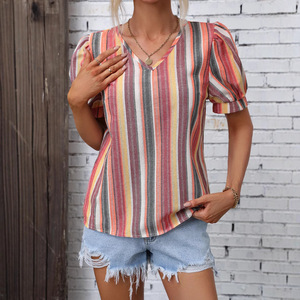 Camiseta a Rayas para Mujer, Cuello en V, Manga Corta Abullonada, Camiseta Informal a Rayas Coloridas con Detalle de Botón en la Espalda, Corte Holgado, Verano - Product Image 2