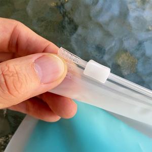 Sac en plastique d'emballage pour vêtements avec fermeture éclair à anneau, de haute qualité, avec fenêtre transparente, finition mate givrée, impression de logo personnalisée - Product Image 6