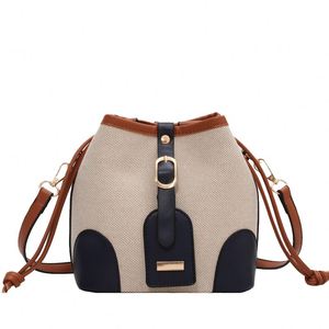 Nuevo y versátil mini bolso de mano con cadena de piel de vaca, moderno y pequeño bolso de mano cuadrado con solapa de piel. - Product Image 4