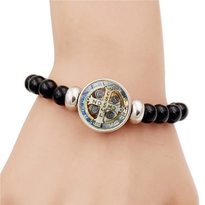 KOMI, nuevo diseño, pulsera con medalla de <span class=keywords><strong>San</strong></span> <span class=keywords><strong>Benito</strong></span> Holy Light para mujer, pulsera de cuentas <span class=keywords><strong>el</strong></span>ástica negra - Product Image 3