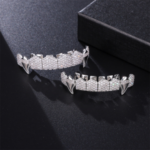 Luxury Iced Out placcato <span class=keywords><strong>oro</strong></span> Top Bottom Teeth Grillz Set Cubic Zirconia Punk Diamond Teeth Mouth Grillz For Men Body Jewelry - Product Image 2