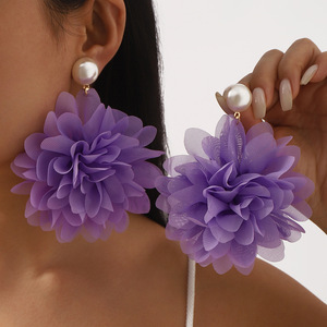 Vente en gros Perle Grande Fleur Boucles d'Oreilles Tissu Mousseline de Soie Boucles d'Oreilles Florales - Product Image 1
