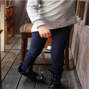 Vente en gros en ligne de vêtements pour enfants, pantalon en jean décontracté avec des paillettes sur la poche pour les filles, en provenance de Chine - Product Image 1