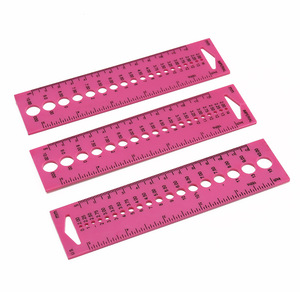 Regla de costura de plástico rosa de doble escala, herramienta auxiliar de tejer con medición de aguja para ropa de sastrería DIY - Product Image 1