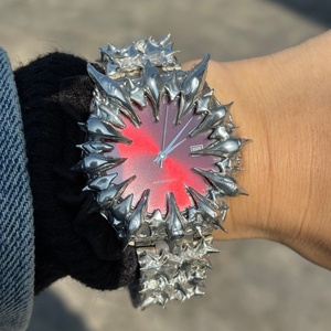 Reloj de Pulsera Personalizado con Esfera Gótica, de Acero Inoxidable, Estilo Retro, con Movimiento de Cuarzo Alabastro, Diseño Hecho a Mano con Garras Puntiagudas - Product Image 1