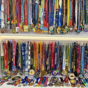 Medalla Deportiva Coleccionable Personalizada de Aleación de Zinc Dorada 5k 10K 21K, Fundida a Presión, Impresa con Letras en Relieve, Forma Personalizada, Recuerdo de Maratón - Product Image 5