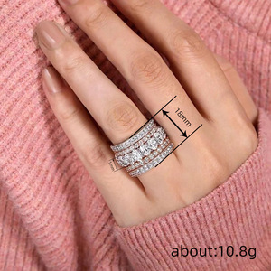 Anello con Design Geometrico Ovale e Texture per Donne - Product Image 4