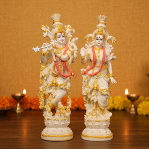 Statue de Radha Krishna en résine de marbre de Nirmala Handicrafts |   Idole de dieu hindou traditionnelle en or blanc, faite à la main |   Décoration d'intérieur - Product Image 3