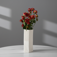 Vase à fleurs en céramique artisanal en porcelaine blanche mate à rayures géométriques nordiques ARM LVG pour décoration de mariage