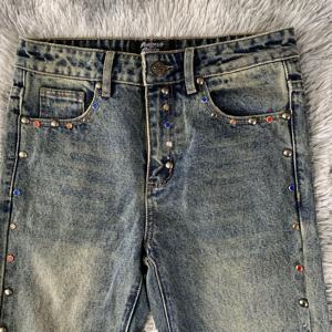 Pantalon bootcut en denim délavé tendance pour <span class=keywords><strong>homme</strong></span>, <span class=keywords><strong>jeans</strong></span> évasés rétro bleu pour <span class=keywords><strong>homme</strong></span> avec décorations en clous métalliques - Product Image 3
