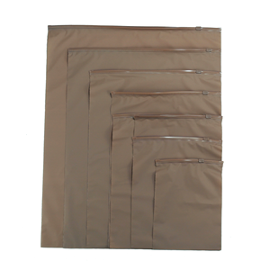 Sacs à fermeture éclair réutilisables en plastique givré avec logo de marque de vêtements personnalisé pour l'emballage des vêtements - Product Image 4