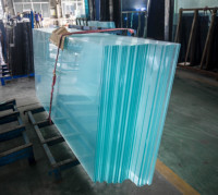 Verre trempé ultra-clair à faible teneur en fer, certifié CE, haute transmission, 5-19 mm, sur mesure pour vitrine, balustrade, façade, mobilier