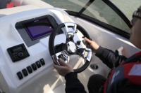 Ponton à coque de style bateau Jon de 27 pieds avec moteur hors-bord pour la pêche et le divertissement Design élégant de yacht