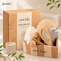Ensemble d'accessoires de bain promotionnel Jarnier dans une boîte en bois en forme de cœur, comprenant une brosse en loofah/peigne, un ensemble de gel douche, un coffret cadeau pour la salle de bain