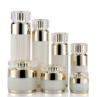 Vente en gros Bouteille vide à pompe sans air en acrylique de haute qualité de 15ml 30ml 50ml avec col doré et couvercle transparent