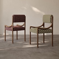 Chaise de salle à manger en bois de frêne de design français avec siège rembourré en lin ergonomique pour la maison et l'hôtellerie